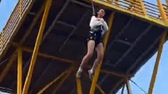 我也很想体验一把这“窝囊版”蹦极，感觉很好玩