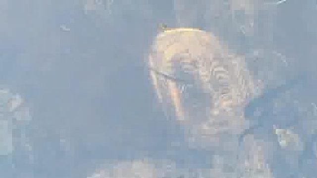 网友把乒乓球台拍出坐飞机的感觉，仔细一看还真是鞋印
