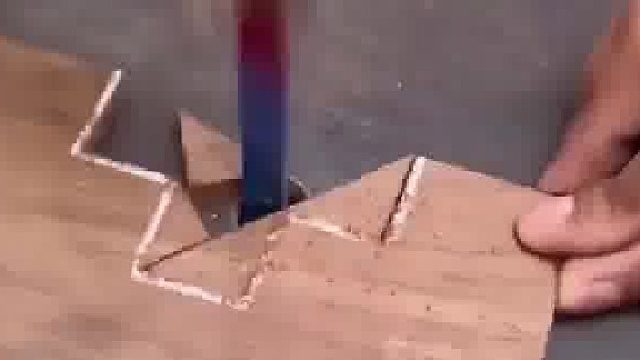 老师傅展示木匠基本功，用的还是非常老式的机器