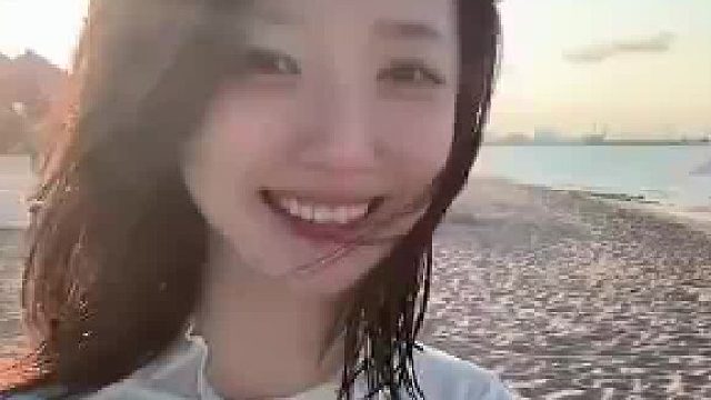 小姐姐海边游玩跳舞，动作格外僵硬呆板，看着笑点满满​