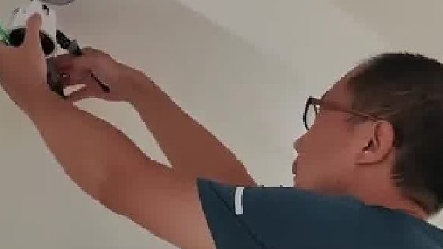 妻子记录丈夫手持金属剪刀剪电线，剪断的瞬间其丈失被电到愣在原地不敢动弹