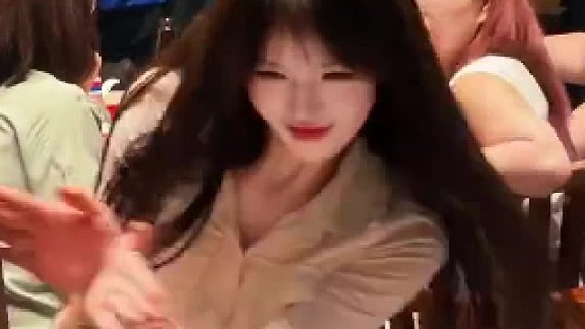女生热舞，扭动身躯时真有蛇的感觉，给后面大姐都看呆了