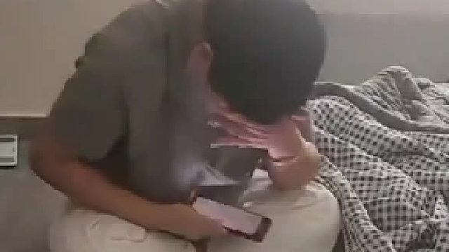 女子显得慌拆开抽纸逐张清点，标注1300张实际数出来仅有266张​