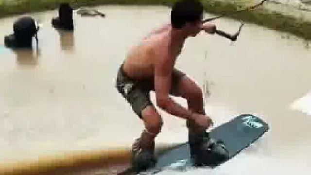 丽水云和梯田，男子在泥水中“冲浪”​