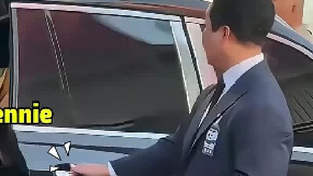 Jennie 看起来好有气场好酷