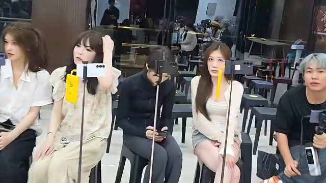 童锦程脸都丢没了，女主播开会玩手机，童发火：求你别玩了