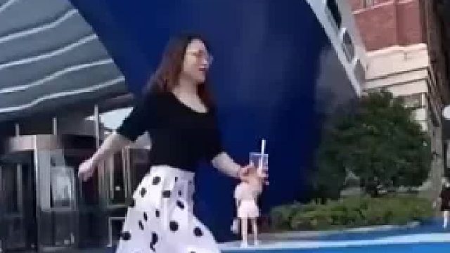 鞋跟坏了吧，让你偏能