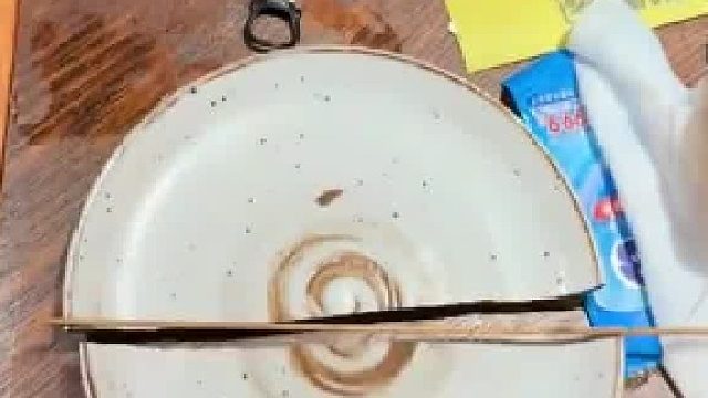 顾客不小心把盘子摔成两半，巧用竹签掩盖破碎痕迹