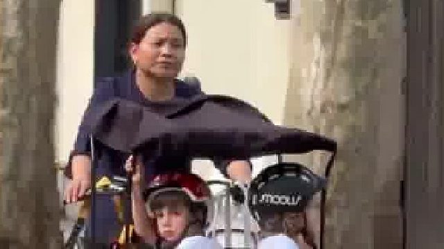 网友去上海旅游，路上连自行车都是两万多块的倒三轮