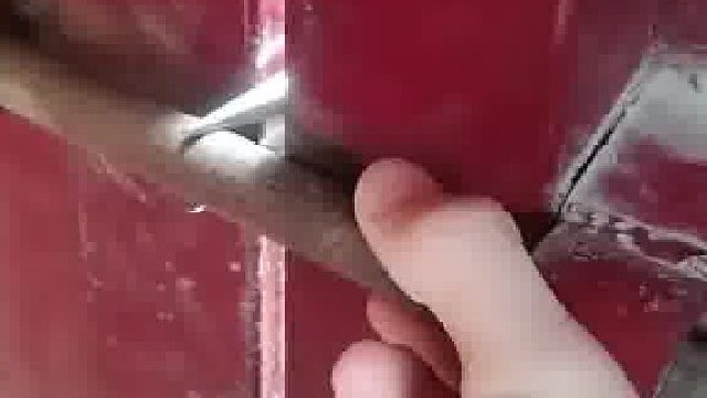 网友分享屋外小偷撬锁，自己拉着门栓和其暗暗较劲，小偷：这家的门栓得有100米