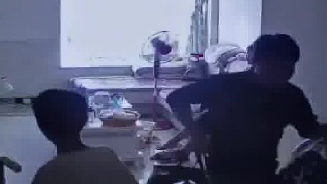 男子搬东西以后和儿子一起生活儿子临走时还特意向妈妈磕了个头