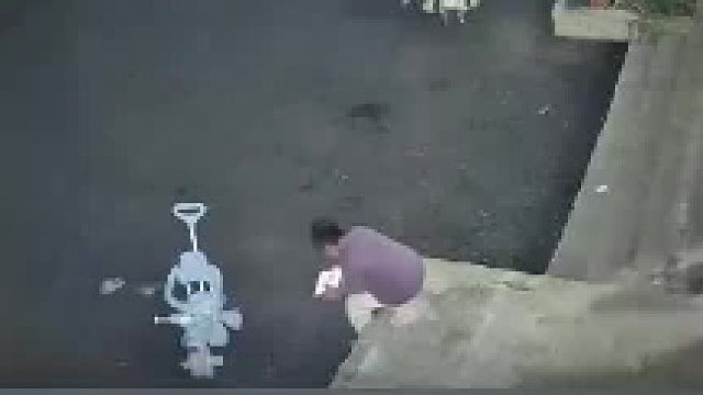 黄衣男孩突然扑上去要对方背，疑同伴受惊转身，直接把孩子摔下高台​