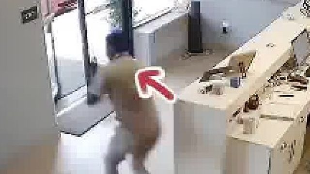 网友：黑衣服女子好像是一伙的，后面主动来开门，就是店主怎么预判到的
