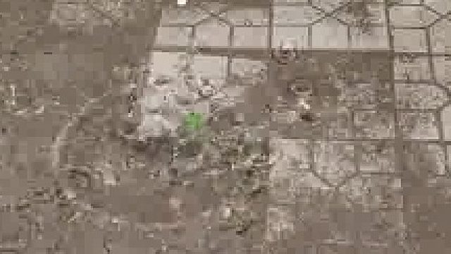 看着满是泥土的干燥地面，女子随手投下石头后，下一秒发现竟暗藏玄机​