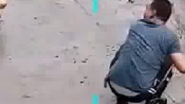 洗车冲洗排气管，排气管直接吐了，大哥果断上车加油门