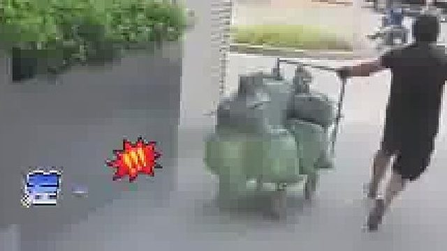 工人小哥用推车拉水泥下坡，没拉住直接刹不住冲下坡撞上货车