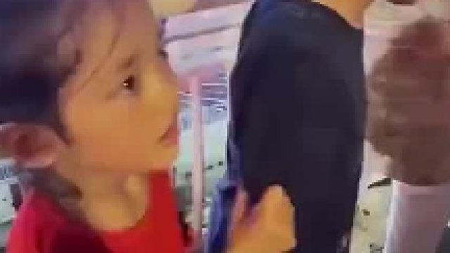 妈妈晒出兄弟俩欠揍的一幕，拍个照也能相互打起来