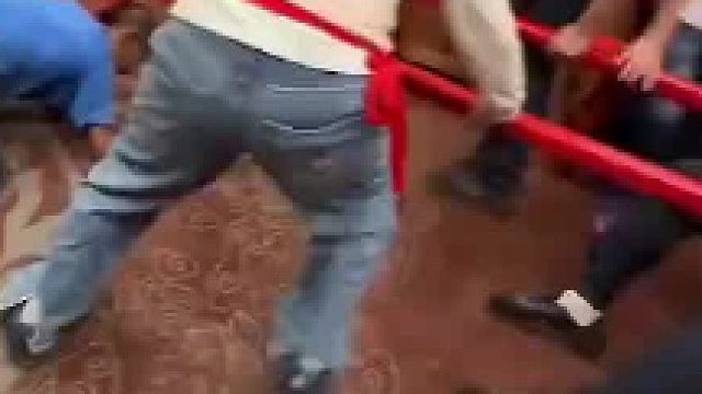八人抬“重驾其中七人压着杆，蓝衣大哥都趴在地上