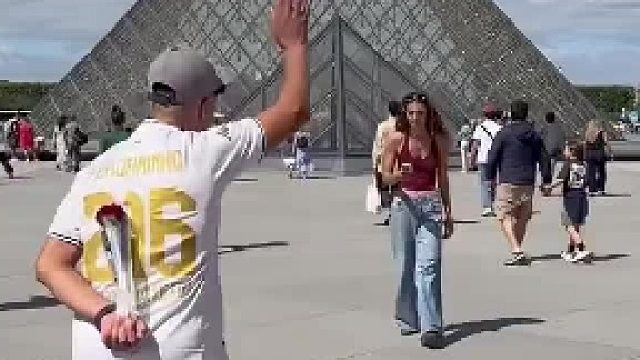 老外本想在美女面前露一手，没想到女生才是玩球的高手！