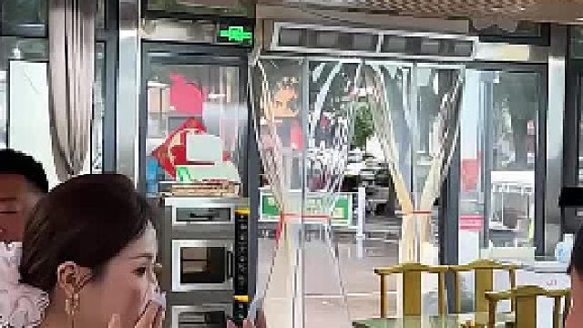 没看到他全身的纹身吗？你也敢动手？