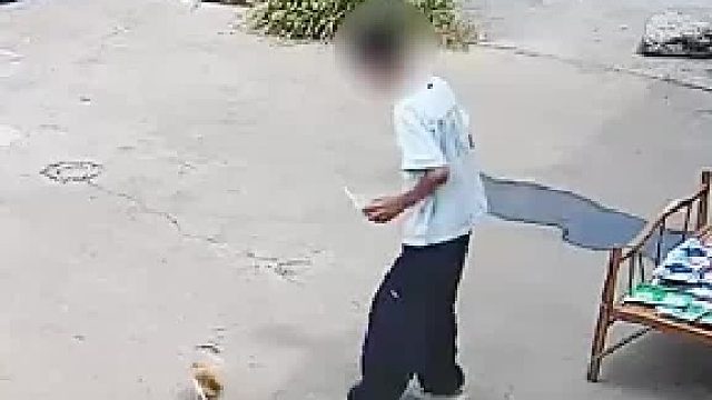 如果捡起来，是不是更不会碰到脚呢