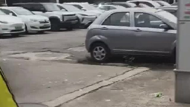 善意提醒却被男子误会辱骂，女子报警后男子将自己的父亲丢下骑车跑路