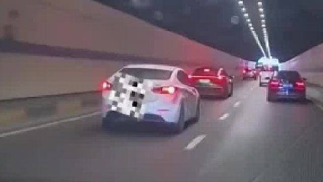 外卖小哥骑车时按了前刹 开始疯狂摇摆，下一秒摔倒在地 连滚好几圈1