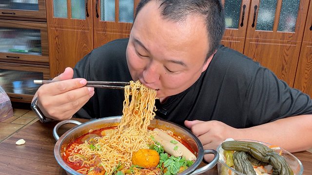 岳父送来点肥肠，阿强做辣炒肥肠，软糯q弹，大口嗦超过瘾！