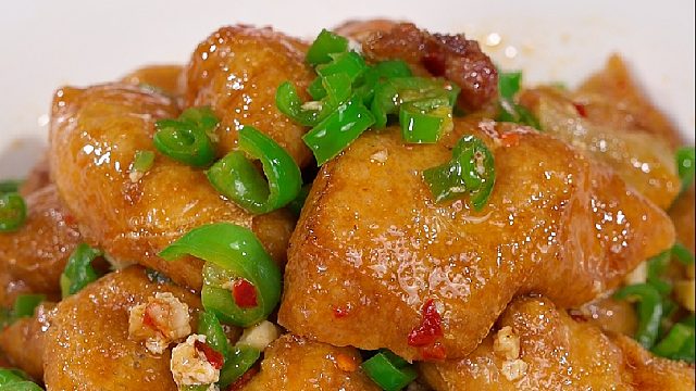 很多人在家油豆腐炒不好，你就试一试我这个做法，油豆腐吸饱了汤汁特别的入味好吃