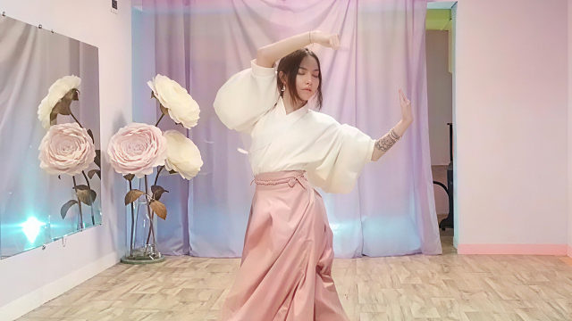 俄罗斯姑娘才艺表演23.10.18_王者(安妮亚)00