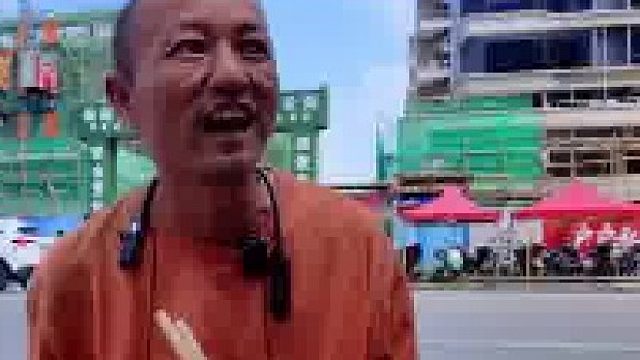 大哥16岁就出来在工地干活供哥哥读书，为哥哥读书的债务还账，大哥钱都给了爸爸哥哥却说又不是在你