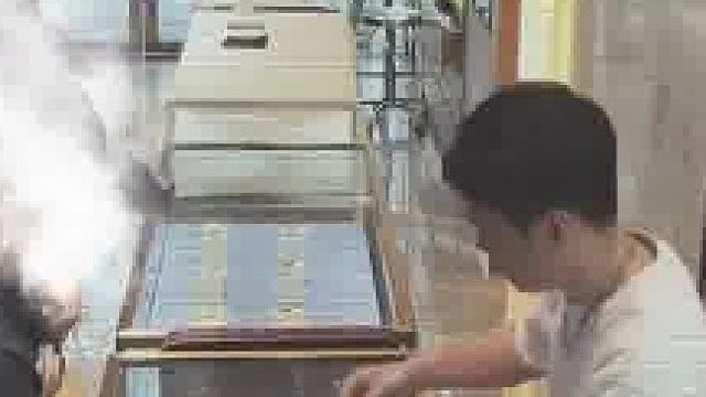 顾客想要趁店员不备调换饰品，不料店员“留了一手