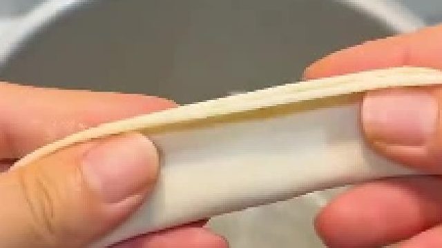 饺子皮虾滑挤一捏一拉《清汤虾扯面》巨好吃