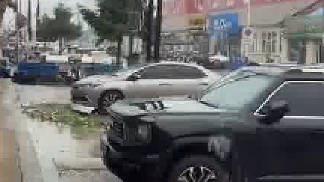 老母亲下雨天拎着吊瓶从大街上走回家，儿子：明天满大街就会流传她的“废物儿子