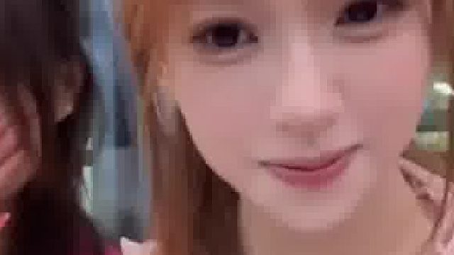 地铁上大哥把手机放身后，女生趁机拍了张自拍