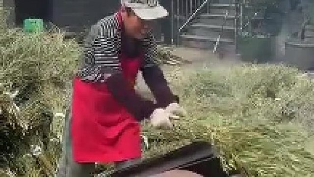 大姐在烤竹枝做扫帚，男子试了一下直接烧了起来