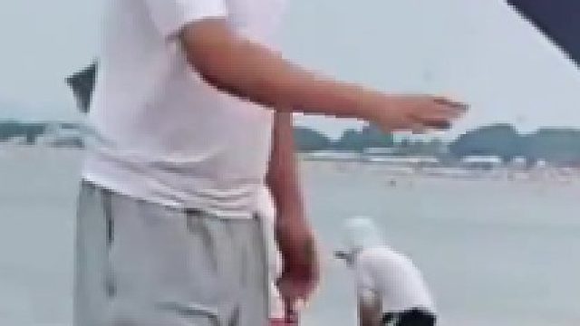 游客在公共沙滩搭帐篷被私人收费50元，巧妙运用自己的知识怒怼“商家”，游客：我也想给你钱啊​