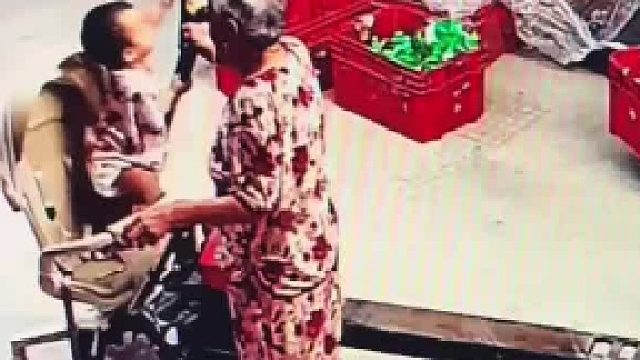 厂里为什么允许老人带小孩进门？
