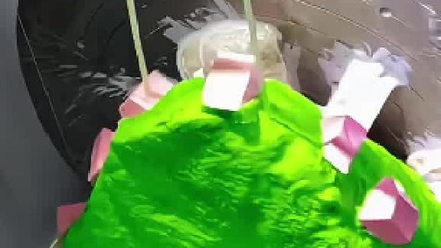 广西男子痴迷翡翠执意152万买下原石一刀切开，惊现一线天