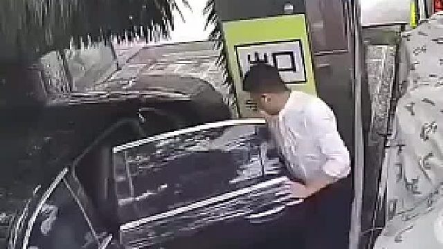 司机一个举动导致发生惊悚一幕 洗车机已经开始启动