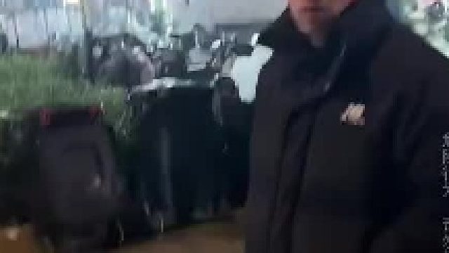 为了吃口炸鸡排，看铁棍都弯了，这兄弟够狠。