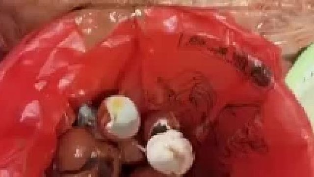 沾满泥土的鸡蛋不洗直接拆，用来做蛋黄月饼