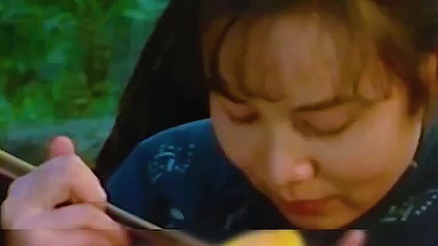 未来婆婆嫌弃女孩结过婚，竟在女孩碗里偷偷放了堕胎药