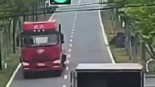 大车经过货车意外将门关闭，卸货师傅被横拍出去，这应该算谁的啊