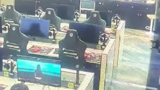 叫我过去看恐怖画面是何意味啊，我寻思屏幕出问题了呢？