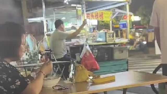 偶遇一女子自拍，看到视频绷不住了，网友：美颜真的强大