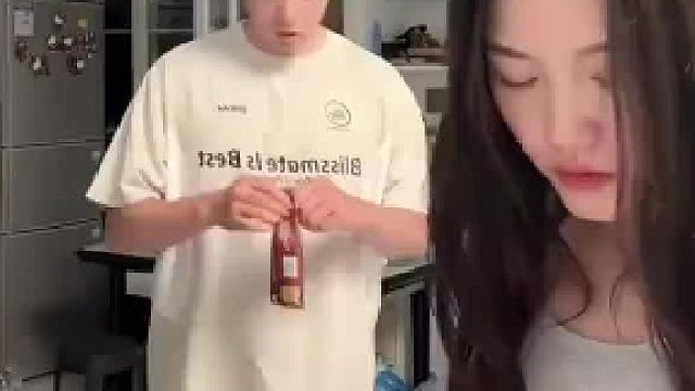 男子拆开冰棍给老婆吃，拆完顺手把冰棍扔进垃圾桶，只留下包装袋  ​