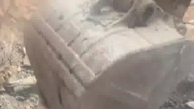 男子为翻修房屋，随意撬邻居家地基基础占为己有，不打招呼用挖机挖，大锤打  ​