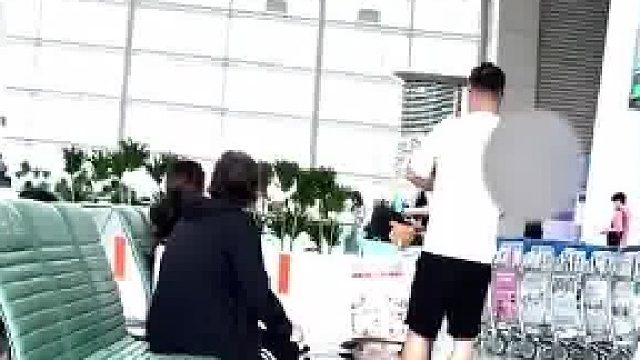 母女俩因购物误机 最终都没能登机 最终都没能登机，母亲朝女儿大喊；我叫你不要买 你买什么买  ​