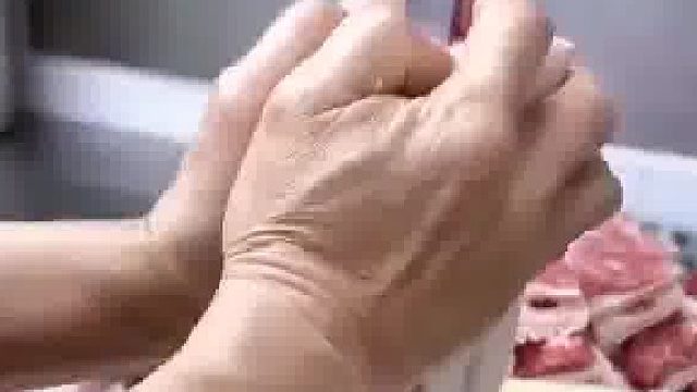 店家卖肉前为啥在肉中间插一刀？真相超贴心